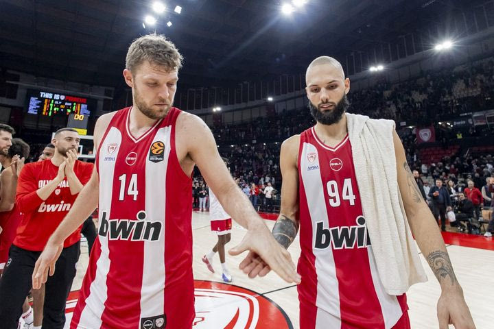 Έριξε το Χ: Ο Φουρνιέ συνεχάρη τον MVP Βεζένκοβ με μία χιουμοριστική φωτογραφία