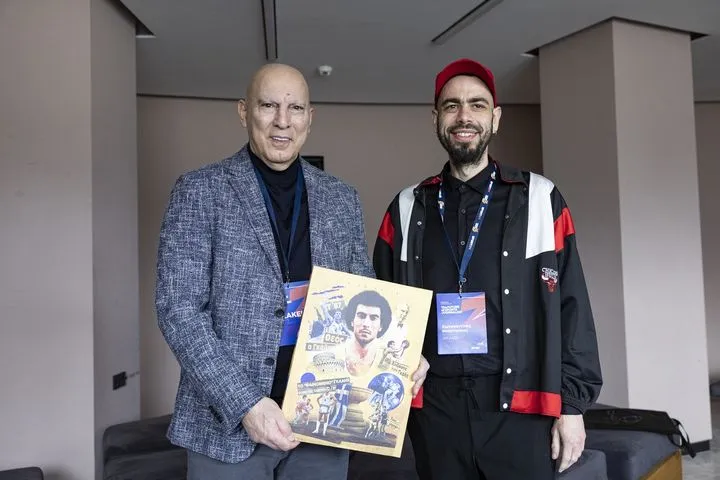 O θρύλος του ελληνικού μπάσκετ, Νίκος Γκάλης με τον designer του SPORT24, Κωνσταντίνο Μπαντούνα