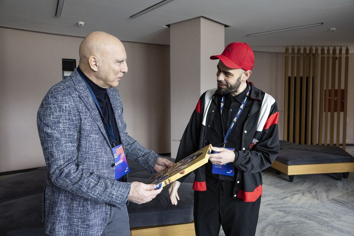 O θρύλος του ελληνικού μπάσκετ, Νίκος Γκάλης με τον designer του SPORT24, Κωνσταντίνο Μπαντούνα