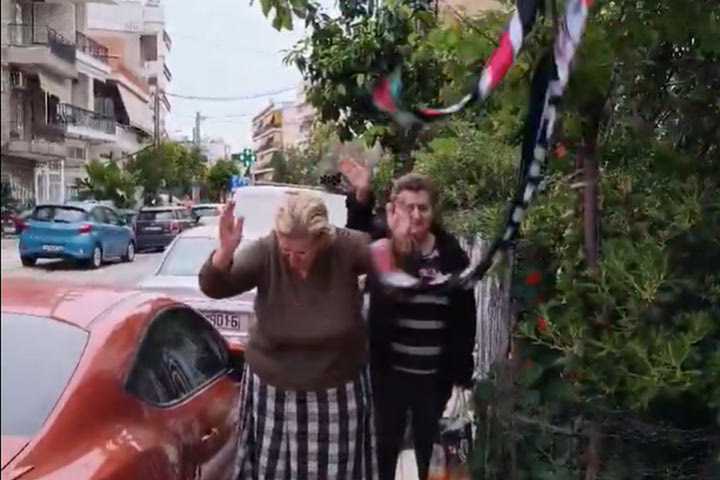 Φίλοι της Ράγιο τραγουδούσαν με γιαγιάδες στο δρόμο για την Allwyn Arena