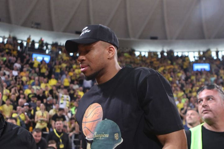 Άρης Betsson – Πανιώνιος: Σείστηκε το Αλεξάνδρειο κατά την είσοδο της οικογένειας Αντετοκούνμπο και του Σιάο