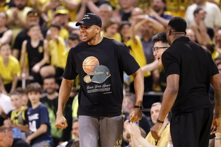 Γιάννης, Θανάσης και Σιάο σηκώθηκαν για να πανηγυρίσουν το πρώτο καλάθι του Κώστα Αντετοκούνμπο στο Άρης Betsson – Πανιώνιος