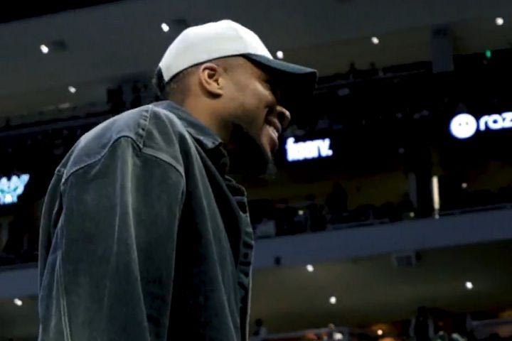 Ο Άλεξ Αντετοκούνμπο σκόραρε και ο Γιάννης φώναξε: “Μπορώ να αποσυρθώ τώρα”