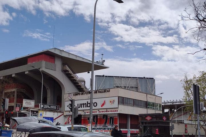 ΑΕΚ: Το SPORT24 στο Βαγιέκας, οι τοιχογραφίες της Ράγιο στο μετρό και τα κοινά κασκόλ στην μπουτίκ των Ισπανών