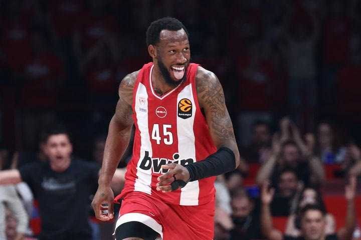 EuroLeague: Με Χολ, Χέιζ-Ντέιβις και Μιλουτίνοβ οι καλύτερες στιγμές από τα Game 1 των playoffs