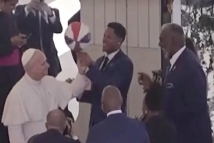 Οι Harlem Globetrotters στο Βατικανό: Ο Πάπας Λέων δοκιμάζει κόλπα με τη μπάλα