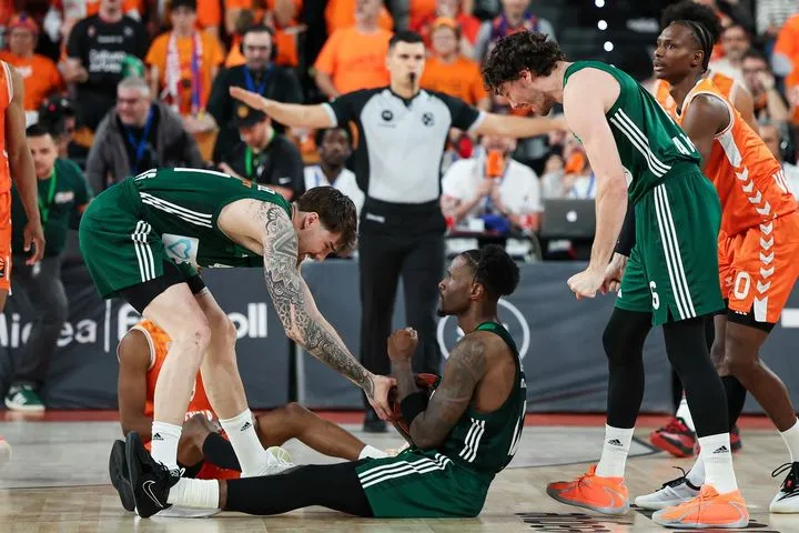 Η τρομερή τελευταία άμυνα του Παναθηναϊκού AKTOR και το κλέψιμο του Χέιζ-Ντέιβις στον Μοντέρο για το 1-0 απέναντι στη Βαλένθια