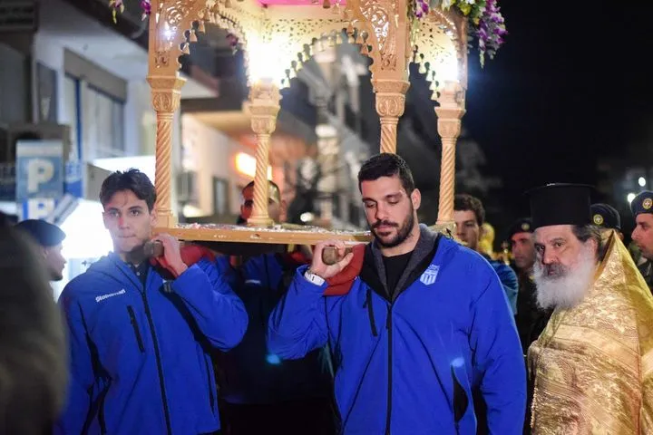 Παίκτες της Εθνικής πόλο ανδρών σήκωσαν τον Επιτάφιο στην Αλεξανδρούπολη