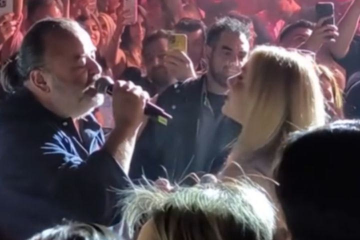 Ο Ηλιόπουλος γλέντησε με τη Ζόζεφιν τη μεγάλη νίκη της ΑΕΚ - Τι τραγούδησε