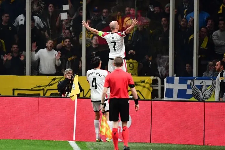 O Ίσι Παλαθόν μείωσε για τη Ράγιο Βαγιεκάνο κόντρα στην ΑΕΚ με υποδειγματικό πλασέ