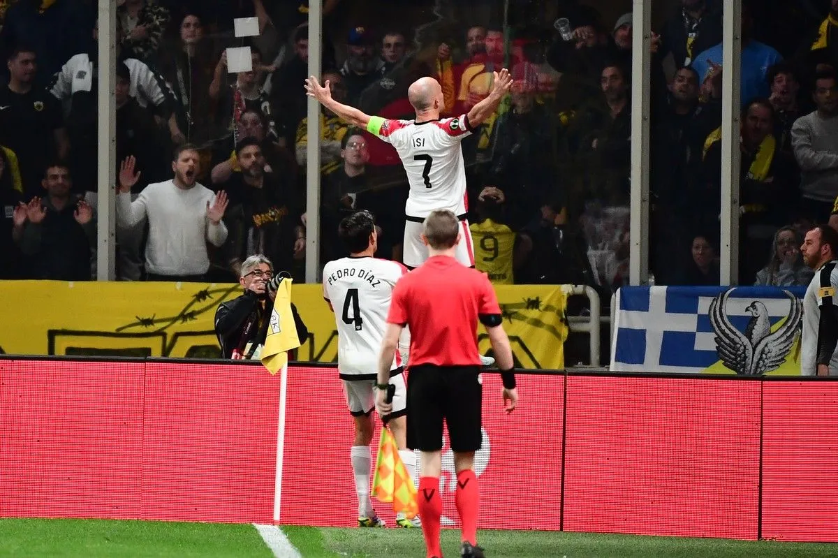 O Ίσι Παλαθόν μείωσε για τη Ράγιο Βαγιεκάνο κόντρα στην ΑΕΚ με υποδειγματικό πλασέ