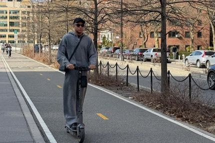 Ο Εμπαπέ έκανε βόλτες με ηλεκτρικό πατίνι στη Νέα Υόρκη και τράβηξε όλα τα βλέμματα