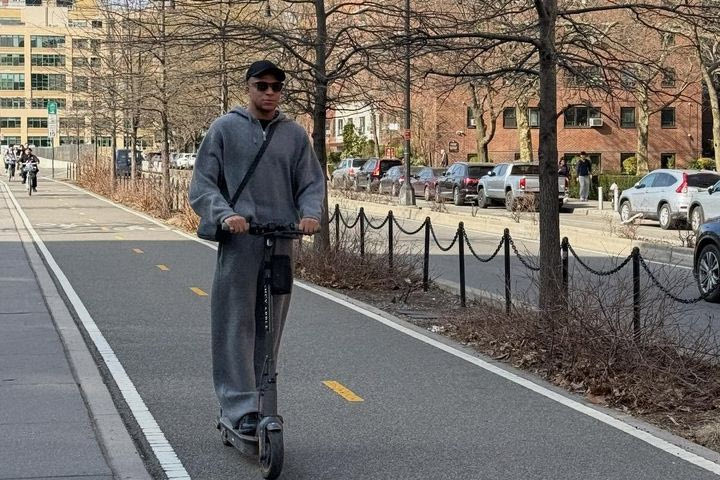 Εμπαπέ: Έκανε βόλτες με ηλεκτρικό πατίνι στη Νέα Υόρκη και τράβηξε όλα τα βλέμματα