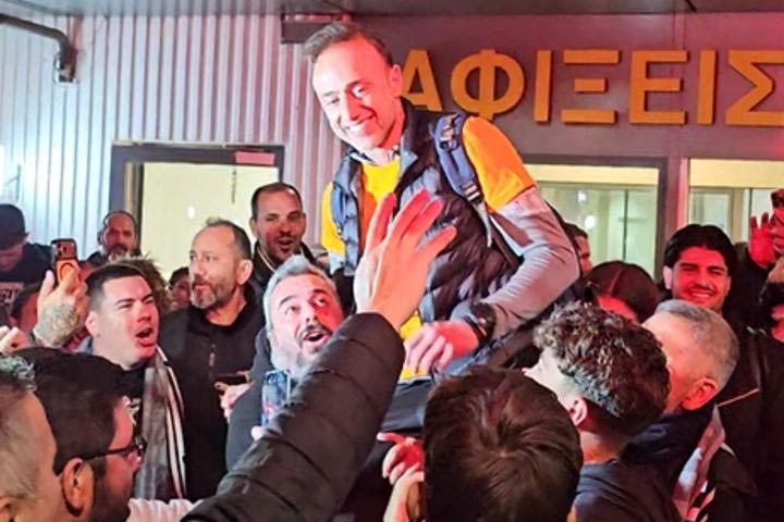 Σήκωσαν τον Χρήστο Κόντη στα χέρια εν μέσω φρενίτιδας στο αεροδρόμιο του Ηρακλείου - Το VIDEO του SPORT24