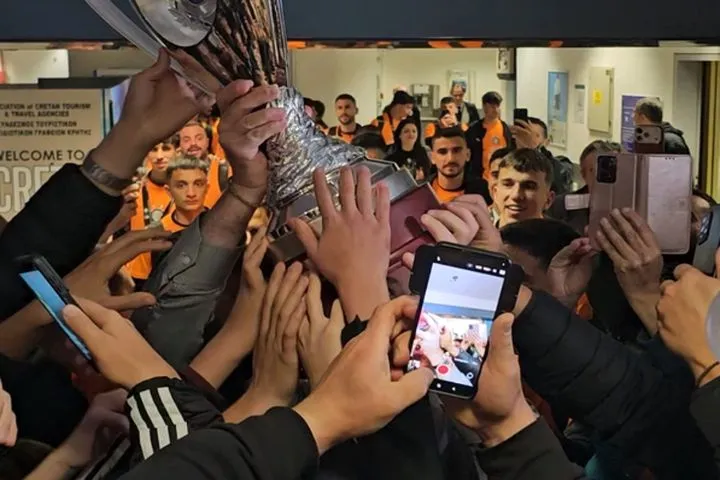 ΟΦΗ – Κύπελλο Ελλάδας Betsson: Τα ξημερώματα η άφιξη της αποστολής, αποθέωση για Κόντη και παίκτες