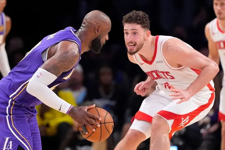 NBA: Οι Ρόκετς έμειναν ζωντανοί στο Λος Άντζελες και μείωσαν τη σειρά με τους Λέικερς