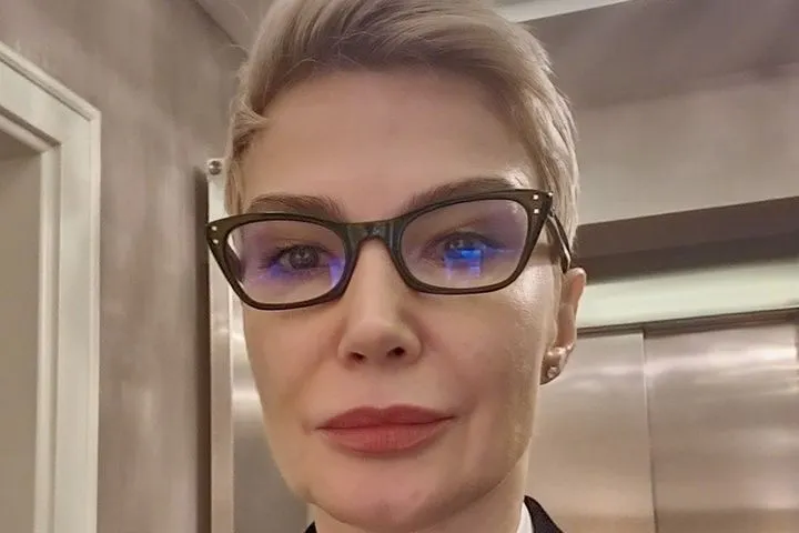 Ξέσπασε κατά των δημοσιογράφων η σύζυγος του Λουτσέσκου: "Καταλήξαμε να κρυβόμαστε κάτω από τα καθίσματα"