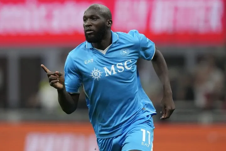 Ο Λουκάκου γύρισε στην Ιταλία και είναι έτοιμος για το ραντεβού με Κόντε, που θα κρίνει το μέλλον του στην Νάπολι