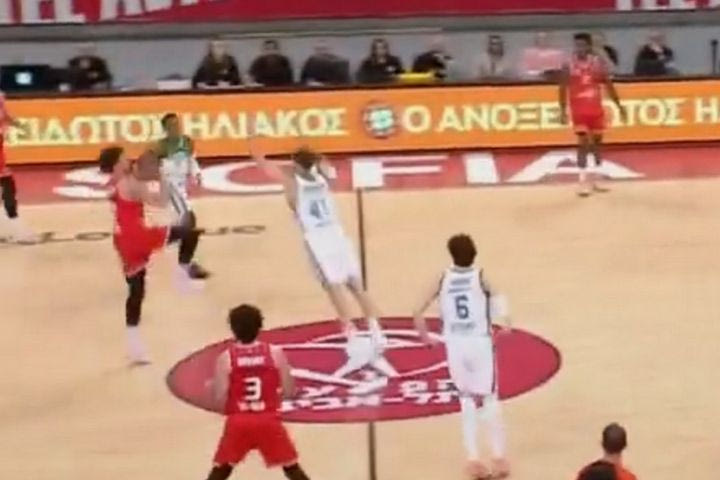 Το φοβερό buzzer-beater τρίποντο του Μάλκολμ πίσω από το κέντρο