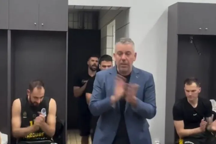 Η φορτισμένη ομιλία του Παπαθεοδώρου στα αποδυτήρια του Αμαρουσίου: “Επιβιώσαμε, δεν θα ξεχάσω ποτέ τη φετινή σεζόν”