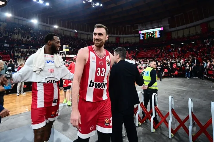 Επιβλητικός Μιλουτίνοβ στη ρακέτα: 13 πόντοι και 15 ριμπάουντ απέναντι στην Αρμάνι