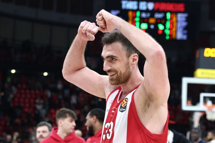 Ο Ολυμπιακός στη ρωγμή του χρόνου