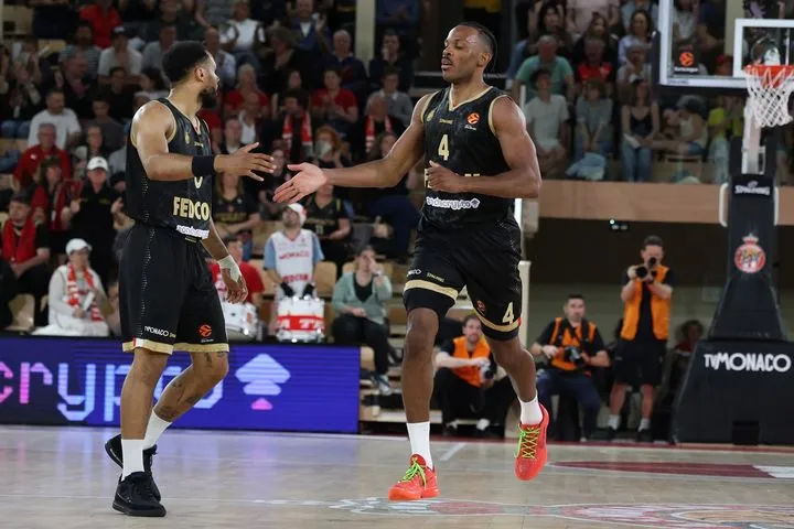 Η Μονακό των οκτώ παικτών διέλυσε με 100άρα τη Χάποελ και της στέρησε το πλεονέκτημα έδρας