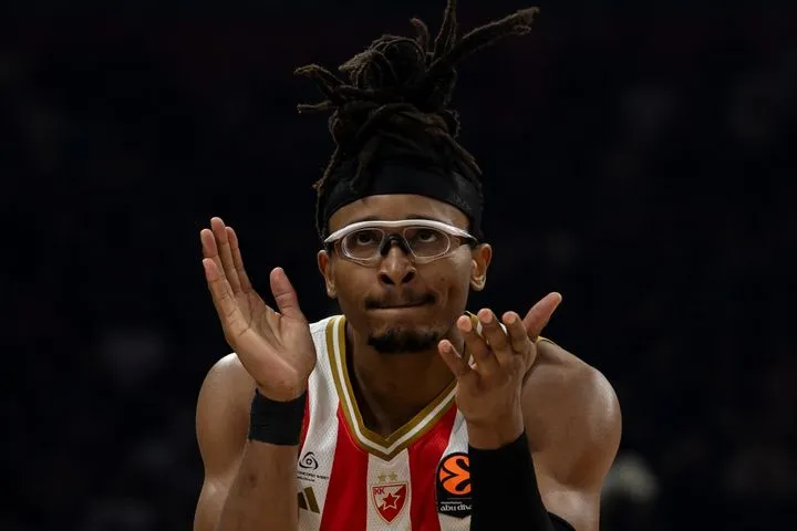 Με ηγέτη τον Μονέκε, ο Ερυθρός Αστέρας επέβαλε τον ρυθμό του και νίκησε την Παρί στο Βελιγράδι