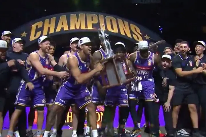 Δεν έχει ξαναγίνει: Έσπασε το τρόπαιο του NBL την ώρα που το σήκωναν οι Κινγκς