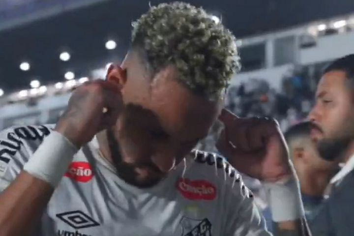 Νεϊμάρ: Άποδοκιμάστηκε από τους οπαδούς της Σάντος και έκλεισε τα αυτιά του για μην τους ακούει