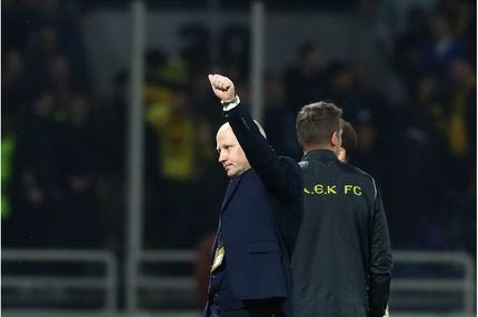 Οι φίλοι της ΑΕΚ αποθέωσαν τον Νίκολιτς, απάντησε με υψωμένη γροθιά ο Σέρβος προπονητής