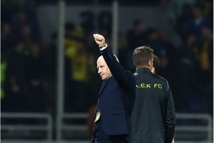 ΑΕΚ – Ράγιο: Οι φίλοι της Ένωσης αποθέωσαν τον Νίκολιτς, απάντησε με υψωμένη γροθιά ο Σέρβος προπονητής