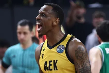 Ο Τζέιμς Νάναλι