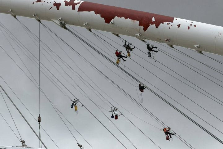 Ολυμπιακό Στάδιο: Συνεχίζονται οι εργασίες στο στέγαστρο Καλατράβα με τους εργάτες να κρέμονται στον αέρα