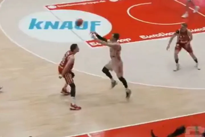 Μπάγερν Μονάχου: Τρομερό buzzer-beater του Ομπστ από τα 3/4 του γηπέδου