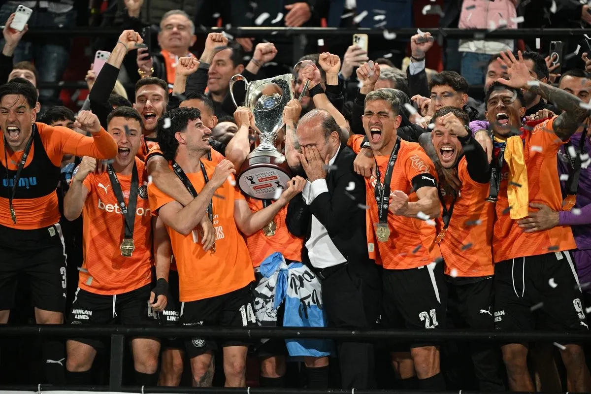 Η απονομή του τροπαίου στον ΟΦΗ