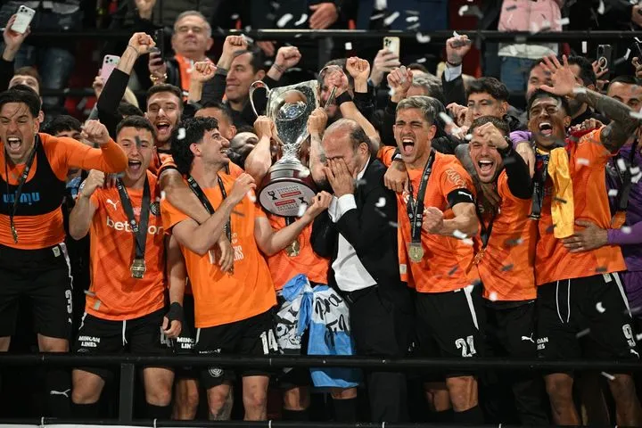 Η απονομή του τροπαίου στον ΟΦΗ