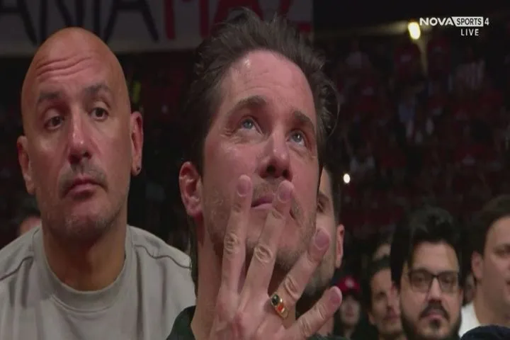 Ο Οικονομόπουλος έστειλε μήνυμα από το ΣΕΦ για τον Ολυμπιακό, δείχνοντας τα τέσσερα δάκτυλά του