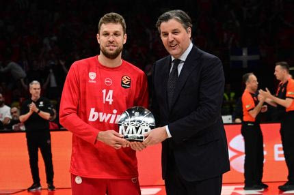 Ο Μποντιρόγκα έδωσε το βραβείο του MVP στον Βεζένκοβ