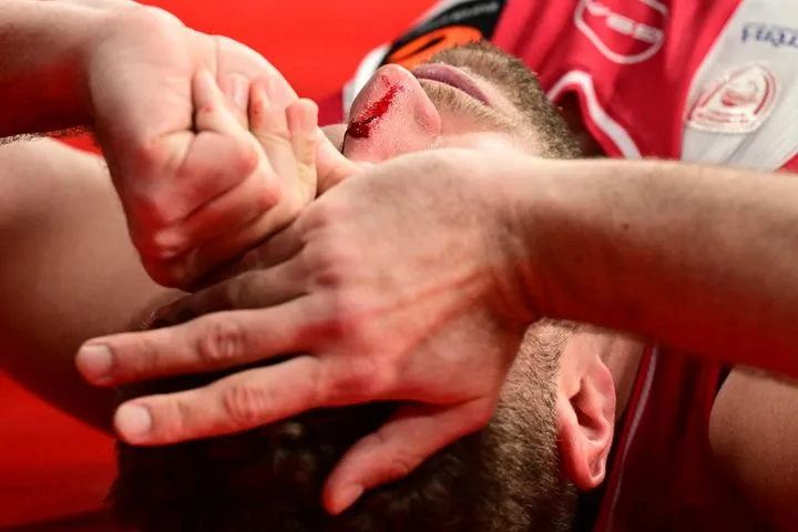 Σκληρό χτύπημα του Ντιαλό στον Βεζένκοβ, που μάτωσε κι έκανε τέσσερα ράμματα στη μύτη