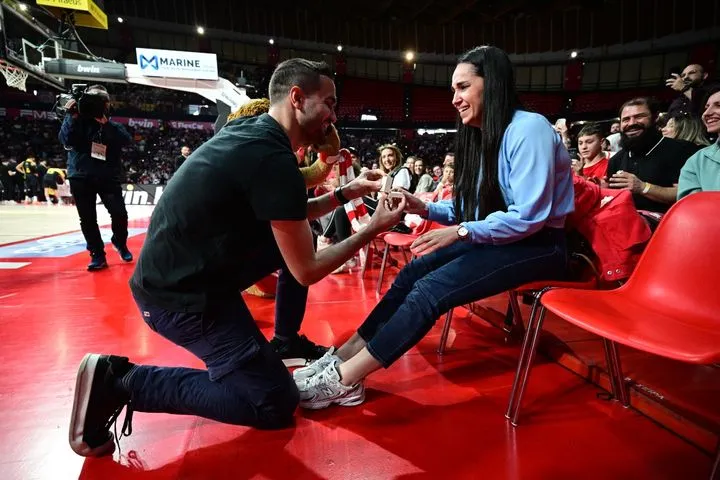 Ρομαντική στιγμή στο ΣΕΦ, πρόταση γάμου στις εξέδρες πριν την τελευταία περίοδο κόντρα στον Άρη Betsson
