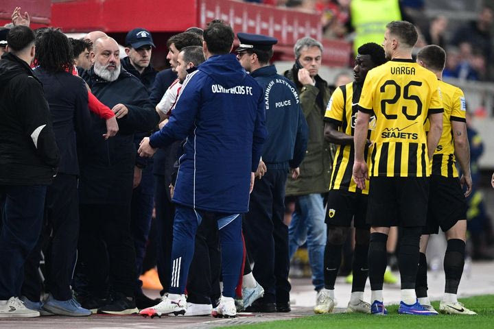 Ο Στίλερ πήγε στη φυσούνα και ζήτησε από τους παίκτες της ΑΕΚ να βγουν στον αγωνιστικό χώρο, έντονος διάλογος Κοβάτσεβιτς - Ναλιτζή