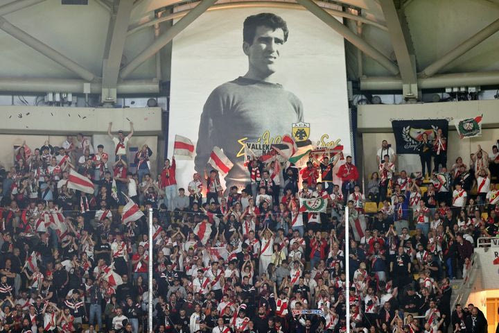 ΑΕΚ – Ράγιο: Οι Ισπανοί επισκέφθηκαν το μνημείο του Γρηγορόπουλου στα Εξάρχεια