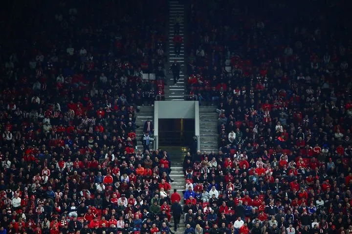 Ολυμπιακός: Άγρια γιούχα και συνθήματα κατά της ομάδας από τους οπαδούς πριν από το φινάλε – “Αλλιώς ονειρευόμαστε τον Ολυμπιακό”