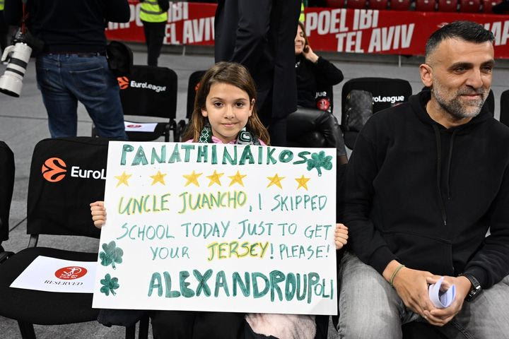 Μικρή φίλη του Παναθηναϊκού AKTOR έκανε "κοπάνα", ταξίδεψε στη Σόφια και ζήτησε τη φανέλα του Χουάντσο