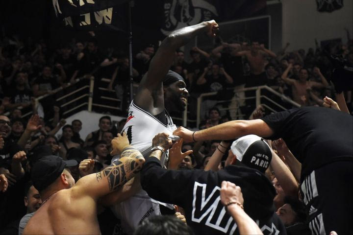 Τρελαμένος Μπέβερλι ανέβηκε στην εξέδρα, παίκτες και κόσμος έγιναν ένα μετά από τη μεγάλη νίκη του ΠΑΟΚ