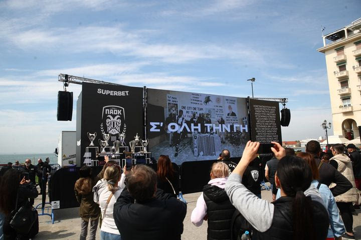 Ασπρόμαυρη η πλατεία Αριστοτέλους: Η γιορτή του ΠΑΟΚ για τα 100 χρόνια ξεκίνησε στο κέντρο της Θεσσαλονίκης