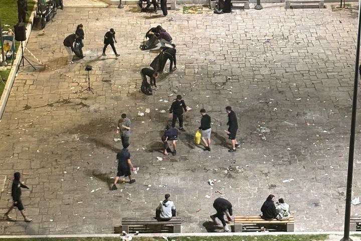 Οι οπαδοί του ΠΑΟΚ καθάρισαν την πλατεία Ναυαρίνου, μετά τον τελικό με την Μπιλμπάο