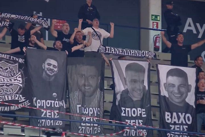 Μούρθια – ΠΑΟΚ: Οι οπαδοί του Δικεφάλου σήκωσαν πανό για τους αδικοχαμένους φίλους της ομάδας μετά τη σπουδαία πρόκριση