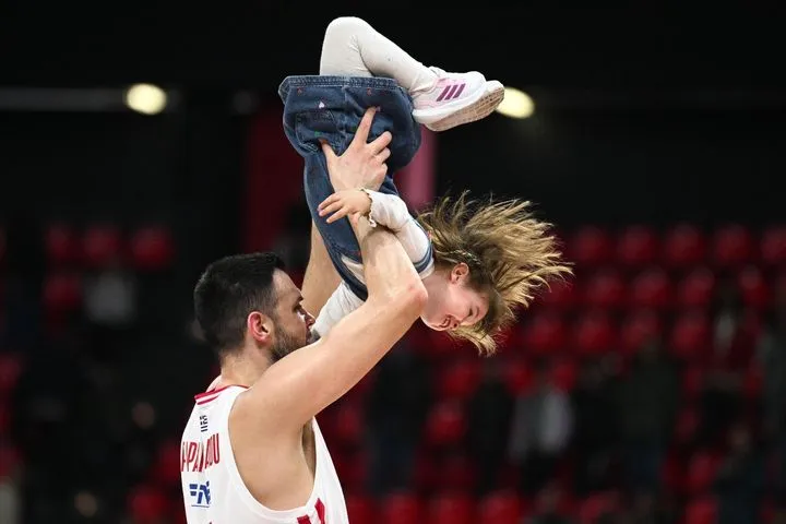 Τρυφερή στιγμή για τον Παπανικολάου: παιχνίδι με τις κόρες του μετά τη νίκη